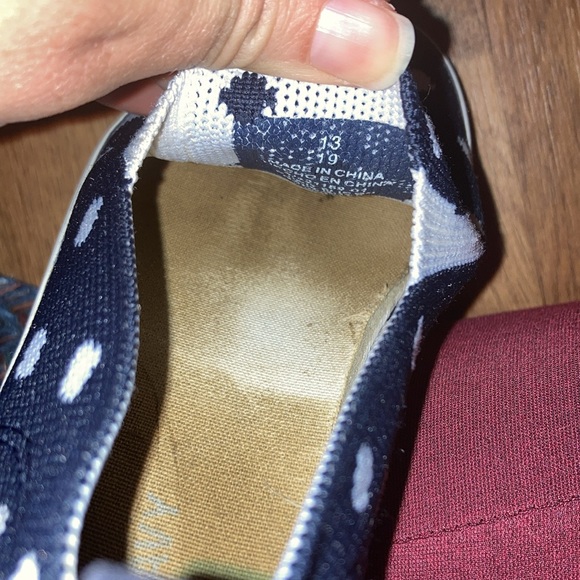 4/$19 🎆 Freedom sale!! Old Navy Knit Navy and White Shoes - Picture 6 of 13